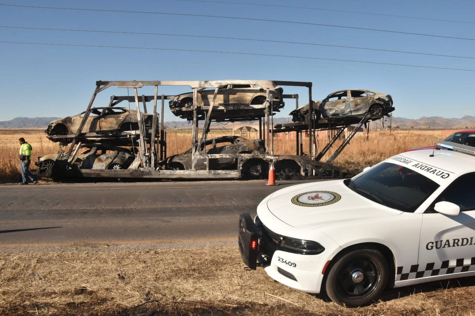Cinco autos calcinados tras incendiarse madrina en la carretera Juárez–Chihuahua