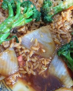 Indignante sorpresa en comida china: mujer encuentra gusano en su platillo