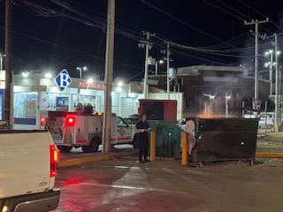 Sujetos en motocicleta incendian contenedor de AutoZone en la Tecnológico