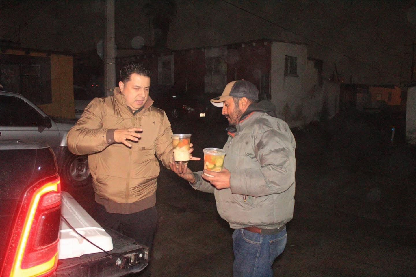 Entregan alimento caliente en Santa Bárbara para enfrentar el frío invernal
