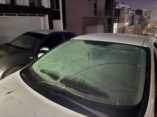 Mañanas heladas: evita riesgos y quita el hielo del parabrisas correctamente