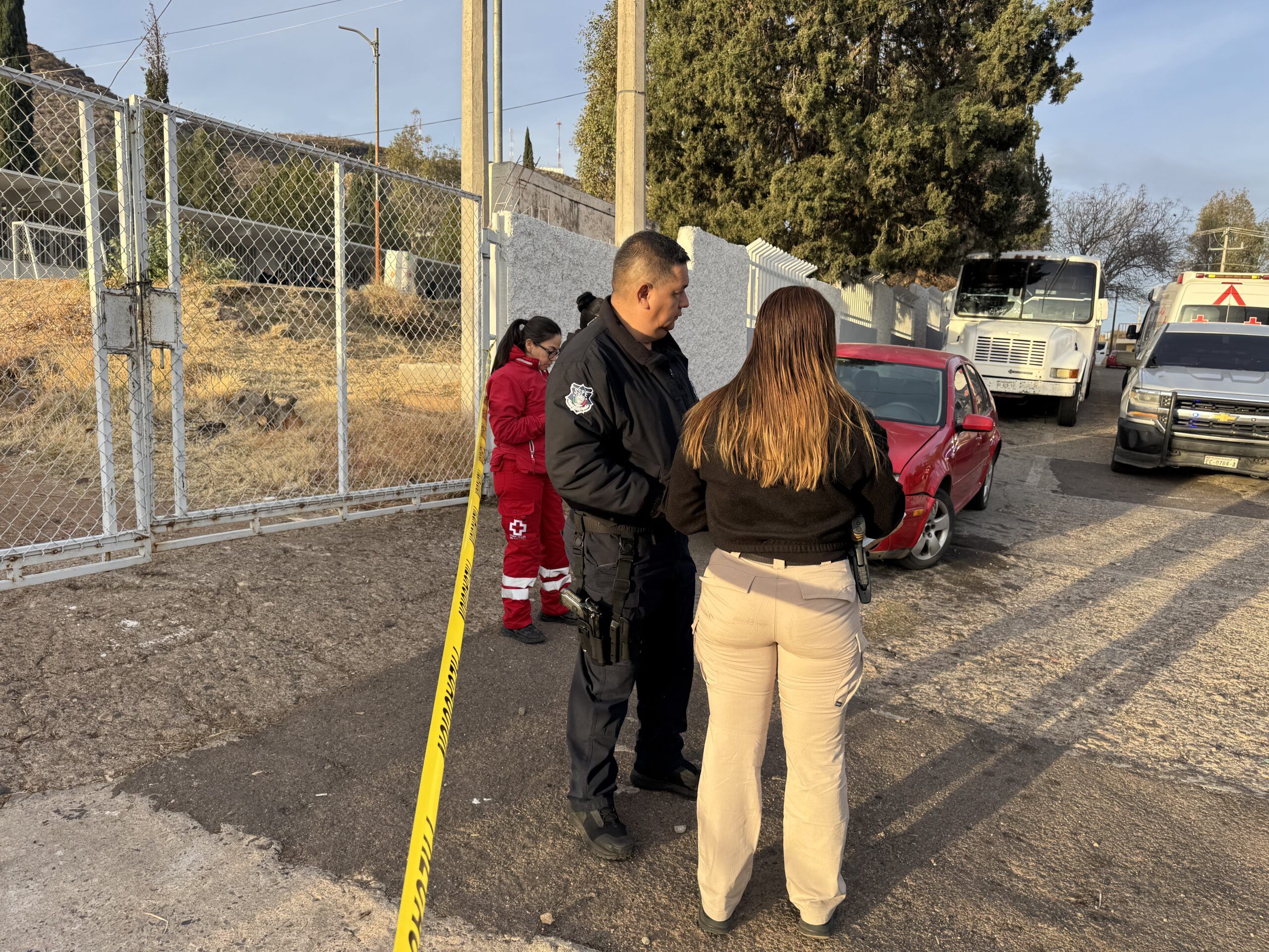 Jueves violento en Parral: encuentran a adulto mayor asesinado a un costado de escuela