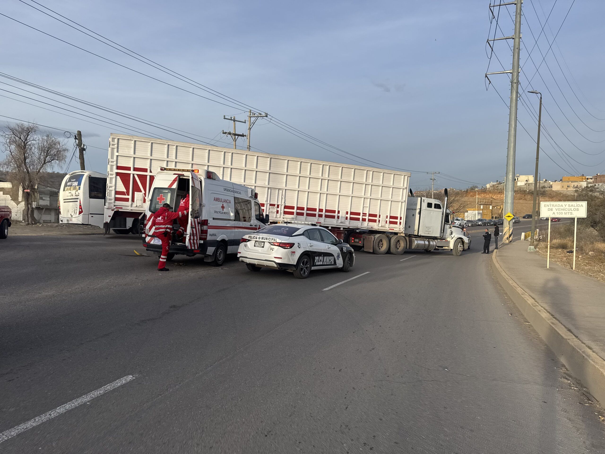 Se impacta Neón contra tráiler en el periférico Colosio; conductor resulta ileso