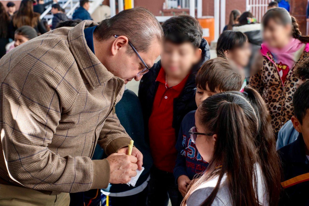 Alcalde Salvador Calderón refuerza valores cívicos en la Primaria 8 de Mayo