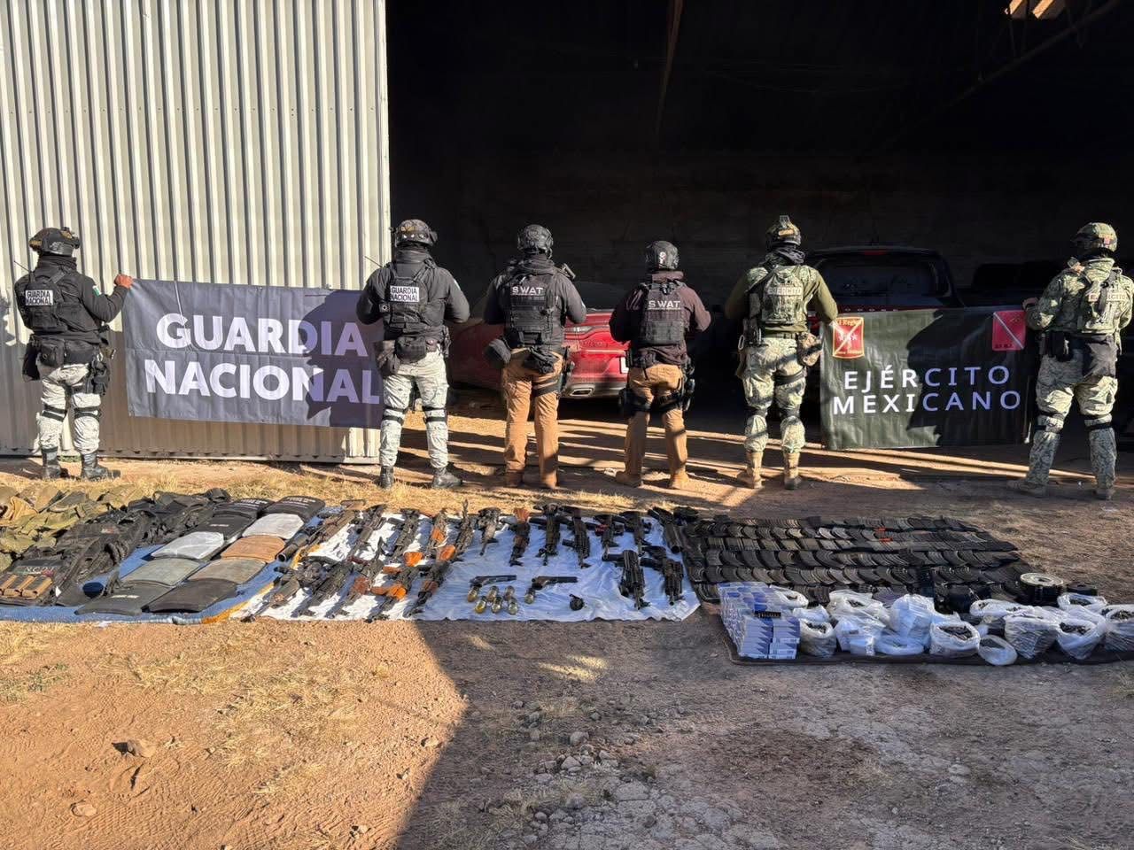 Revientan casa de seguridad en Namiquipa; aseguran 16 vehículos y arsenal