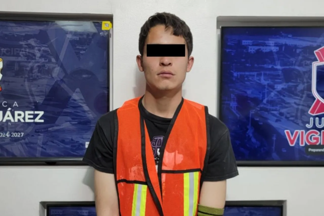 Arrestan a joven por presunto parricidio en Ciudad Juárez; intentaba sacar el cuerpo envuelto en una cobija