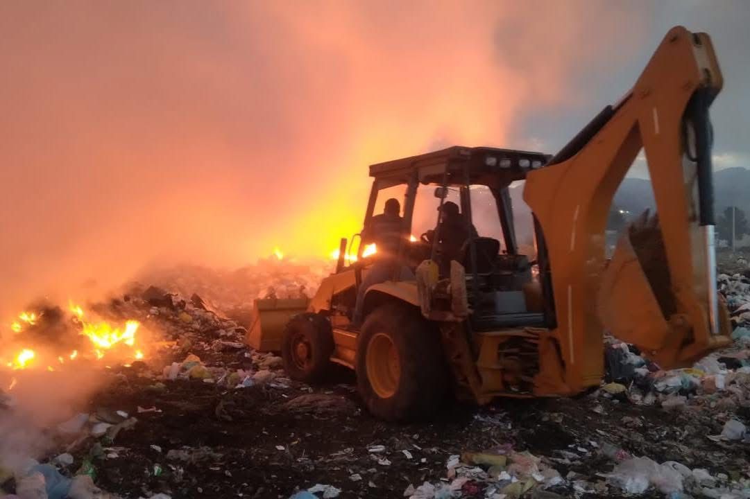 Incendio en basurero de Santa Bárbara, contenido por Protección Civil