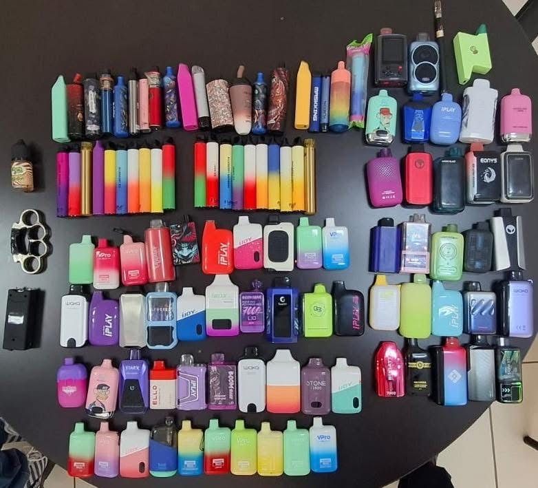 Más de 100 vapeadores asegurados en bachillerato de Cuauhtémoc; uno contenía extracto de cannabis