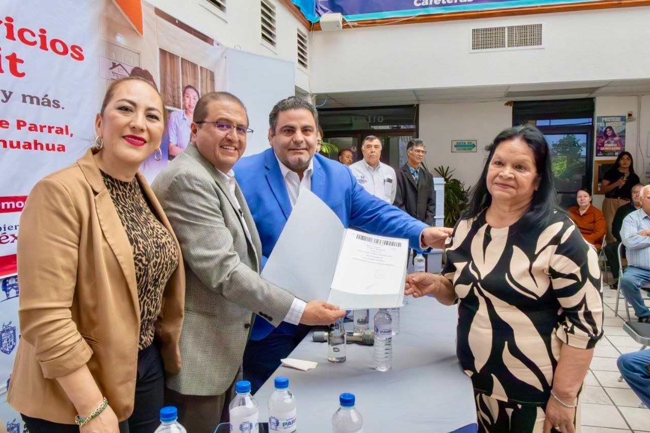 Alcalde Salvador Calderón gestiona y entrega escrituras a más de 100 familias, consolidando su patrimonio