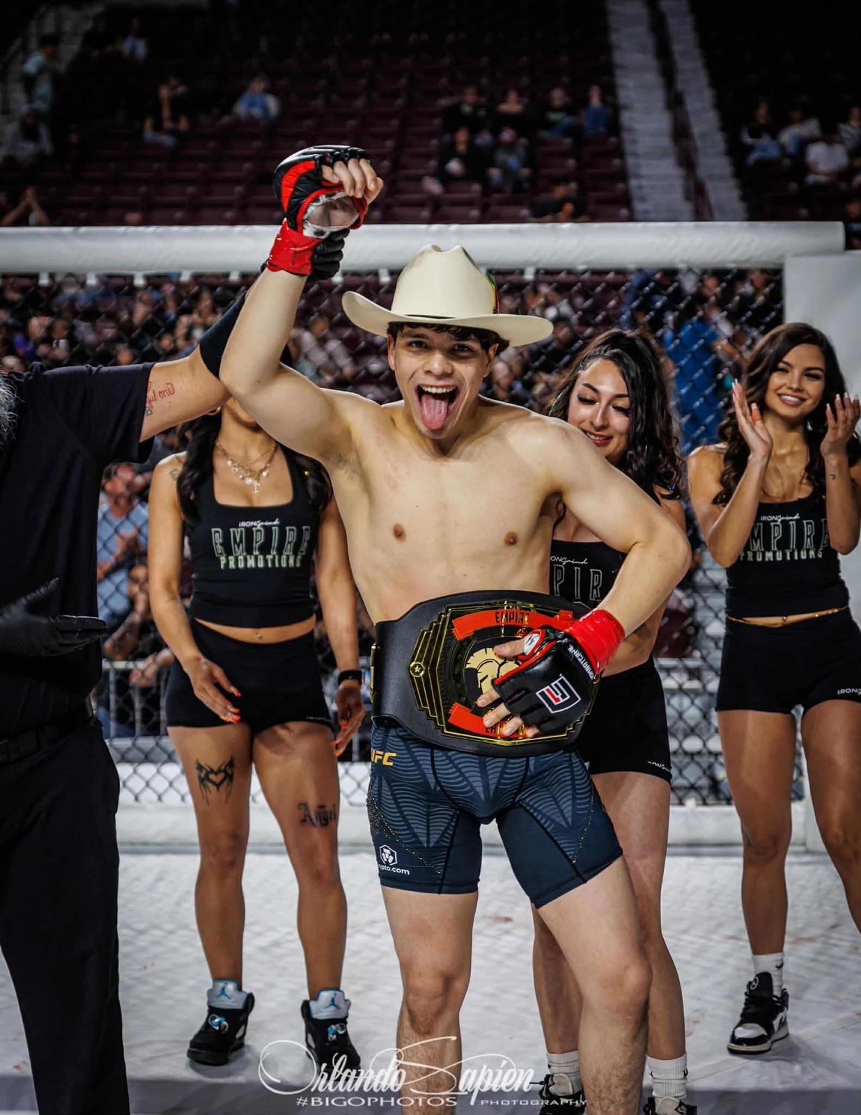 Gabriel Peinado, joven parralense de 19 años, abre camino en las Artes Marciales Mixtas en Texas
