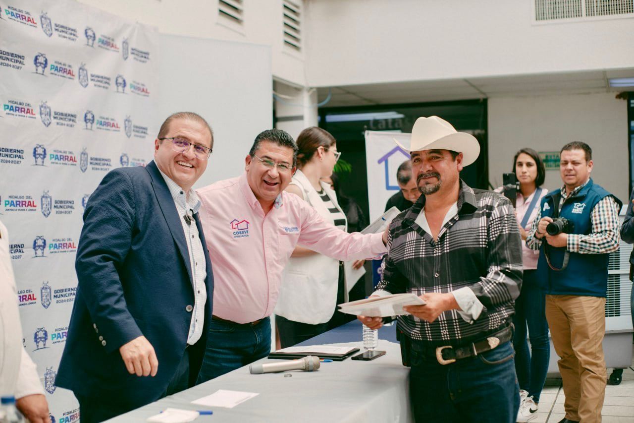 Alcalde Salvador Calderón hace historia: familias de Parral reciben certeza jurídica sobre su patrimonio