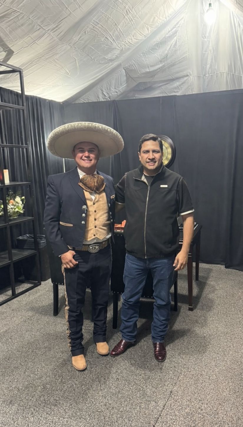 Parralense lleva la charrería al escenario junto a Julión Álvarez en Chihuahua