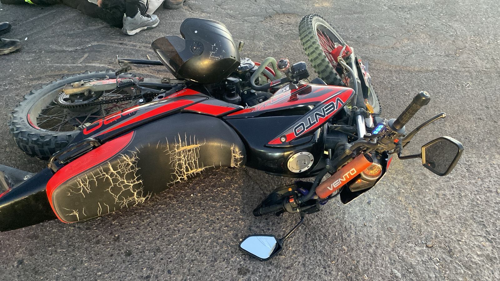 Motociclista termina en el hospital tras fuerte choque contra camión