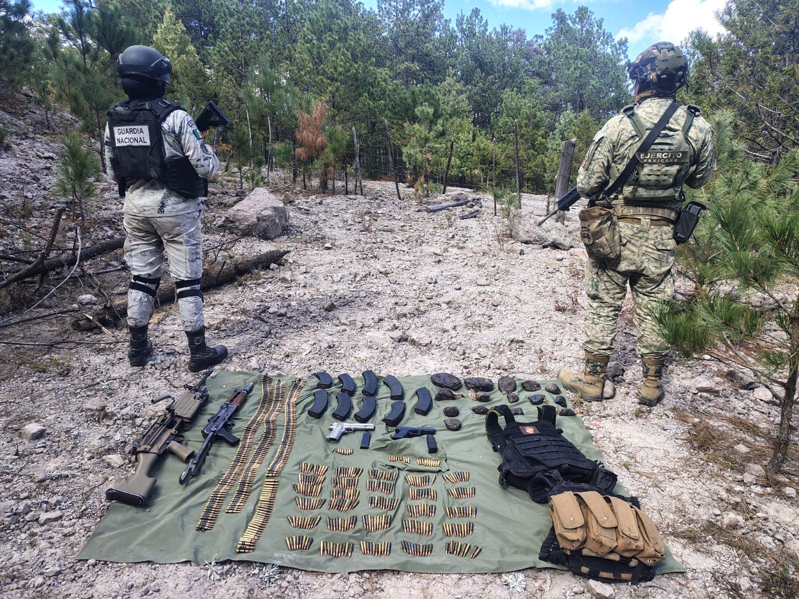 Ejército y Guardia Nacional detienen a 9 y decomisan arsenal y explosivos en operativo