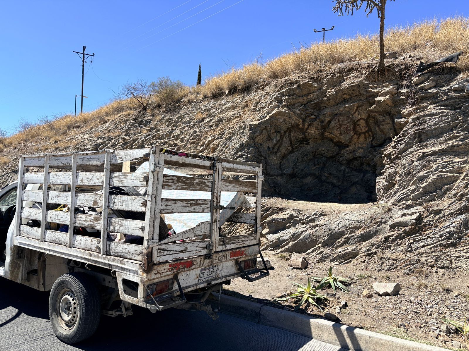 Atiende Gobierno de Parral reportes ciudadanos y limpia zona de riesgo en Vialidad Estación