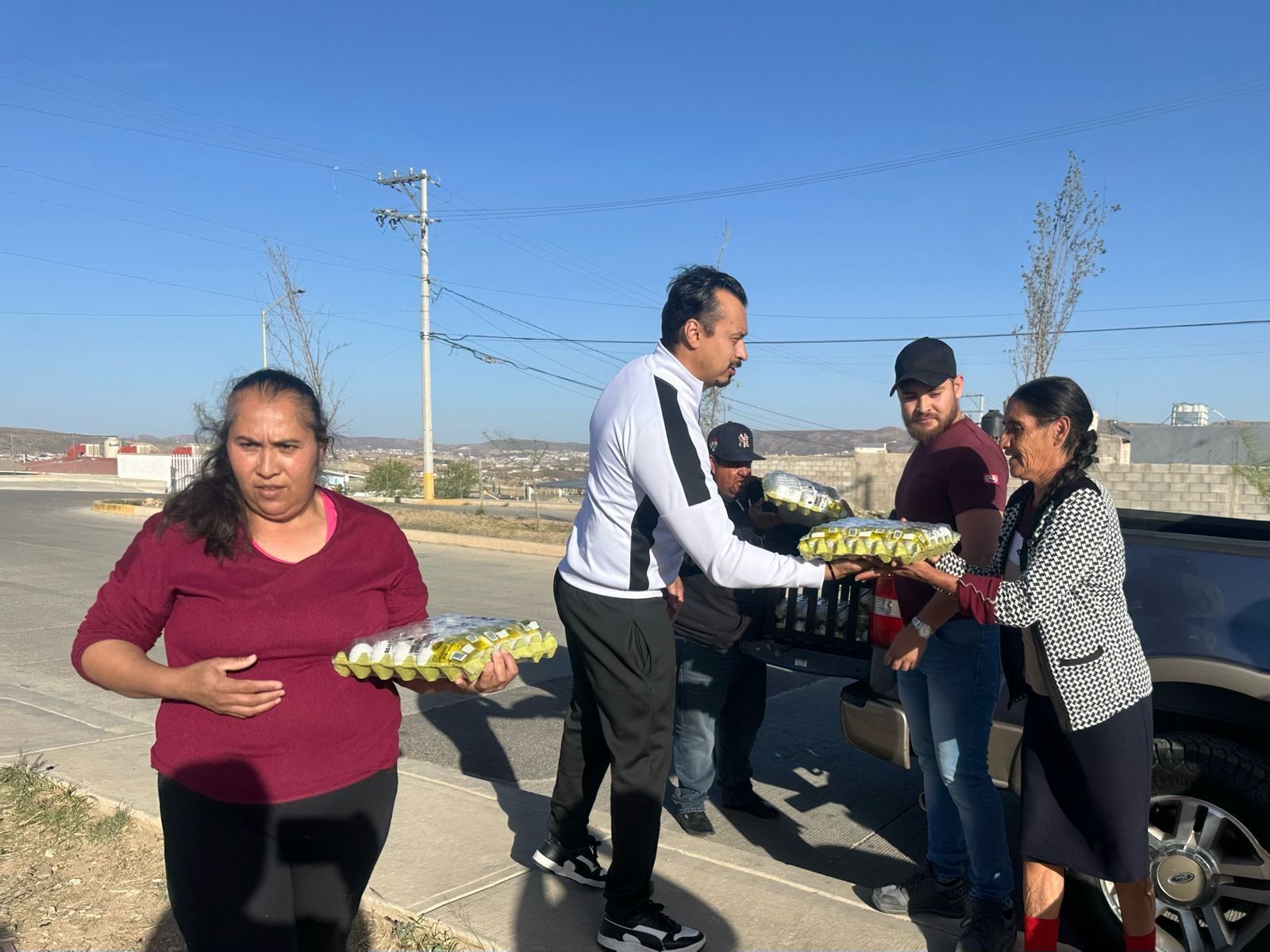 Amigos de Cruz Pérez Cuéllar entregan alimento a familias de la colonia Parral Vive