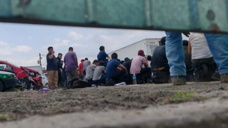 ¡Horror en tráiler! Hallan a más de 200 migrantes encerrados