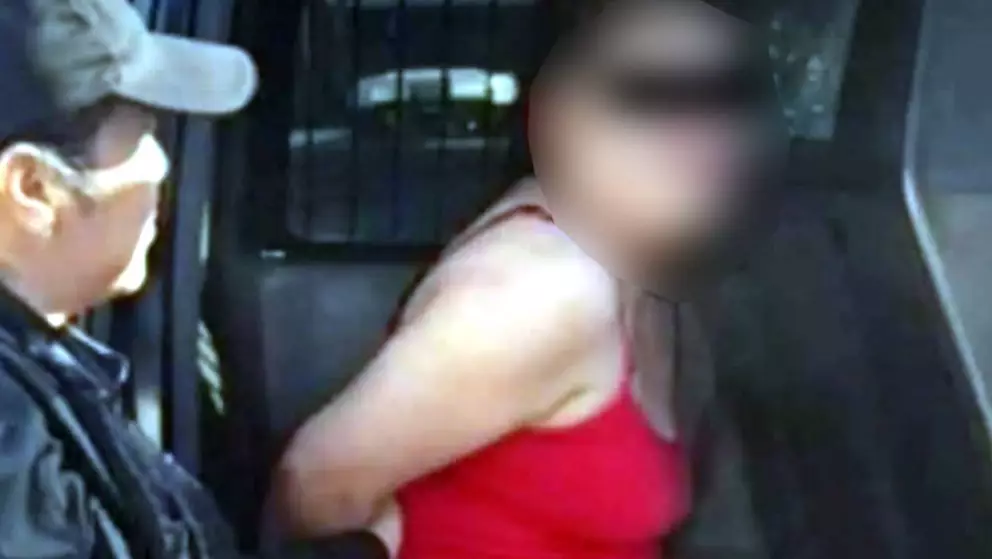 Arrestan a madre acusada de causar quemaduras a niña de 5 años