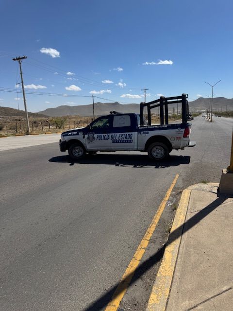 Movilización de emergencia en la salida a Chihuahua; hombre sufre probable fractura