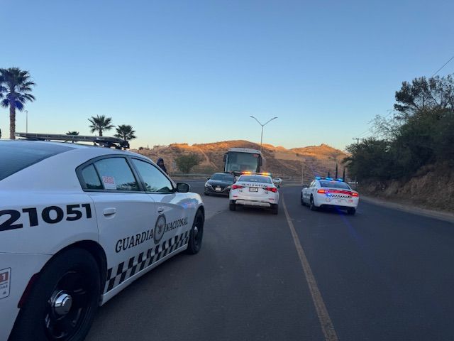 Camión se impacta contra auto en el periférico; solo deja daños materiales