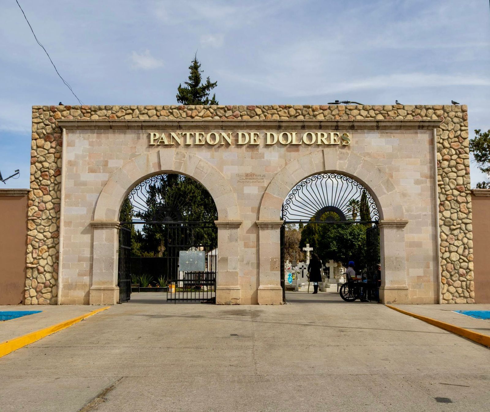 Cierran paso a construcciones en el Panteón de Dolores en mayo