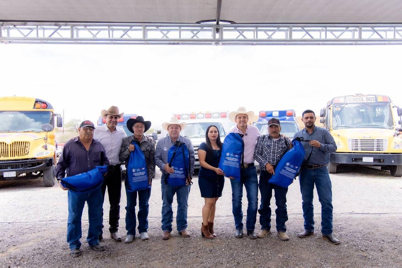 Cumple Marco Bonilla con la zona rural; entrega camiones escolares y ambulancias