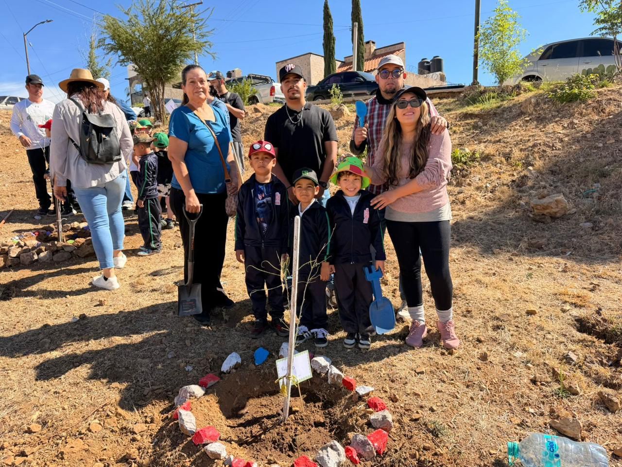 Fomentan el cuidado ambiental desde la infancia con jornada de forestación en Parral