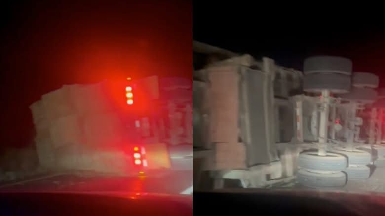 Aparatosa volcadura de tráiler en ruta a Ciudad Juárez