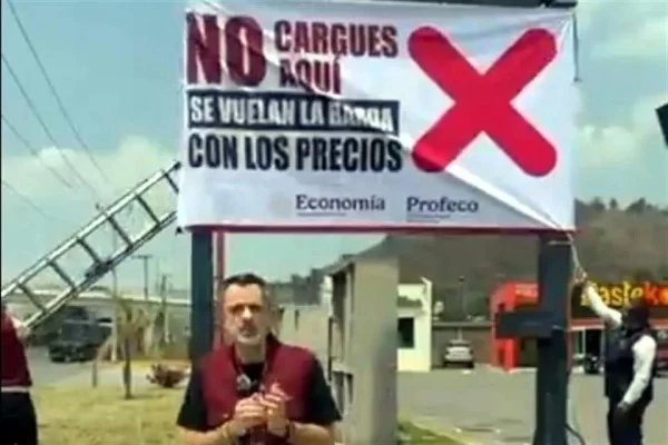 Profeco coloca lonas en gasolineras “careras” para alertar a consumidores