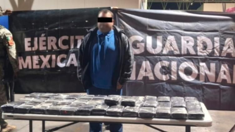 Cae conductor con droga escondida en papayas en carretera federal 15