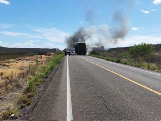 Se incendia pesado tráiler en plena carretera
