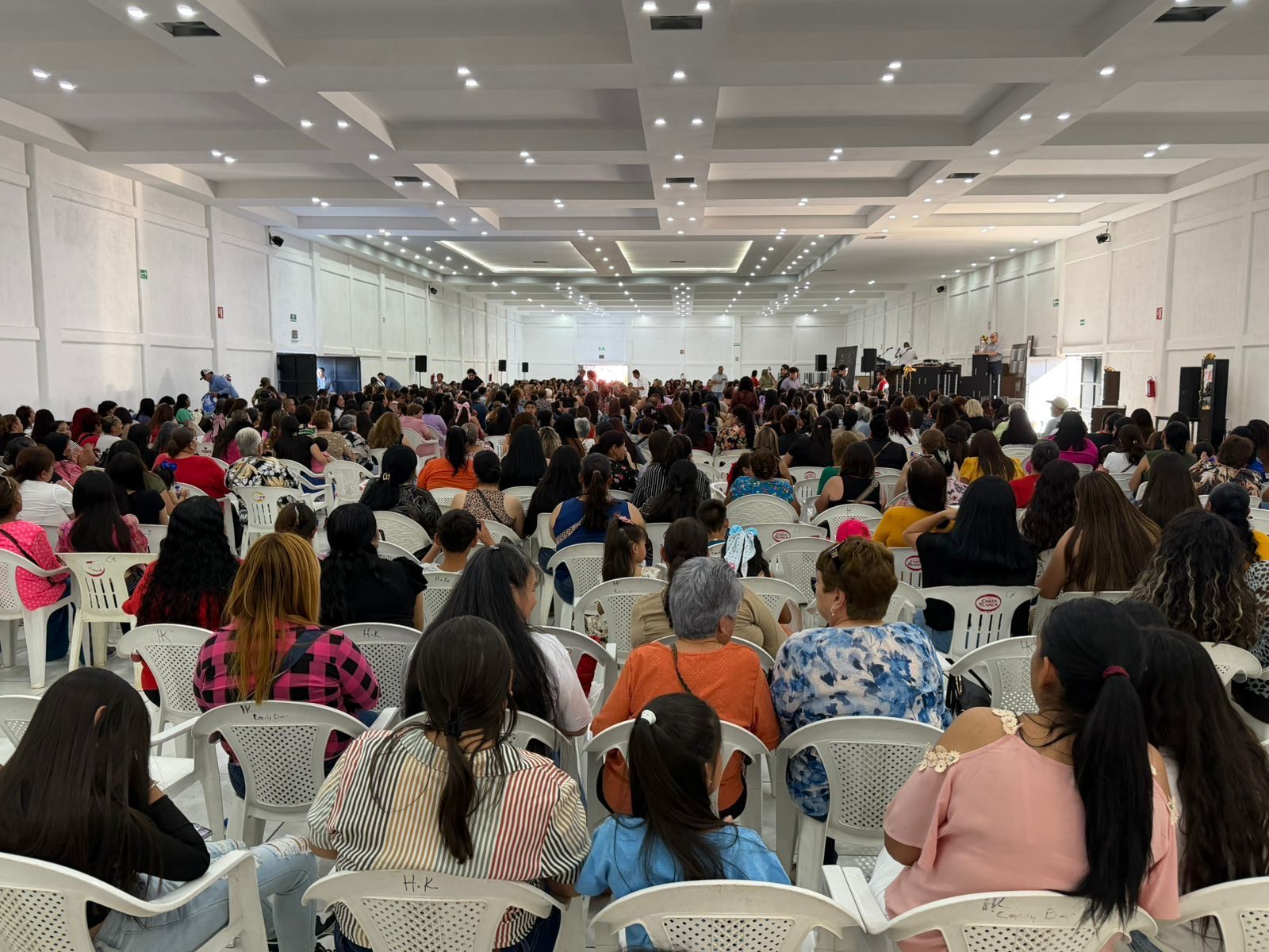 Más de 2 mil mamás celebran su día con Bebo Antuna en Santa Bárbara
