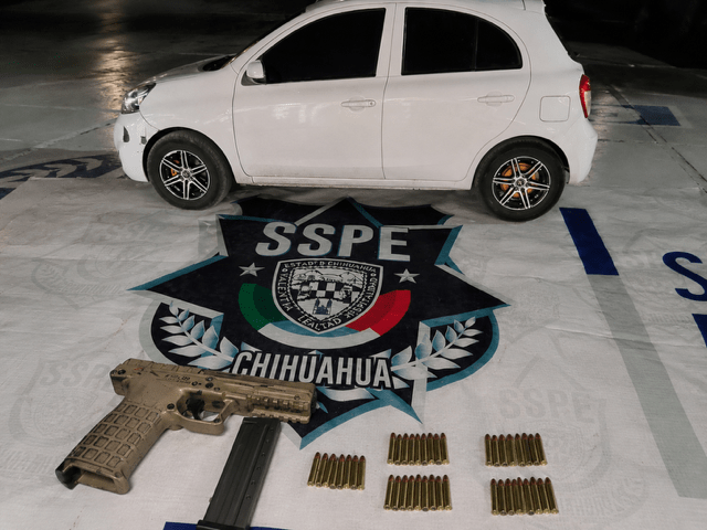 Huían a exceso de velocidad; abandonan arma y auto tras persecución en Parral