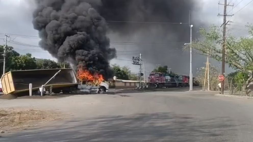 Narcobloqueos desatan terror en Colima; detienen a estadounidense