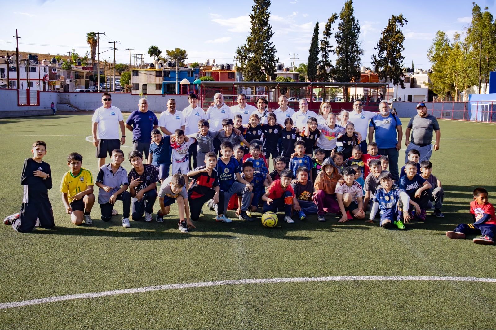 Firma Chava Calderón convenio con “La Tribu” para impulsar escuelas de fútbol y talleres gratuitos en Parral
