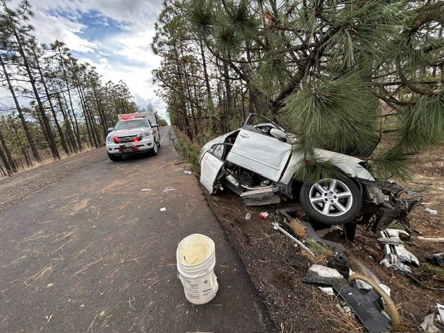 Accidente en carretera Guachochi-Balleza deja tres lesionados; una menor quedó atrapada entre los fierros
