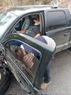 Dos lesionados tras fuerte choque entre camioneta y camión de volteo en la carretera a Guadalupe y Calvo