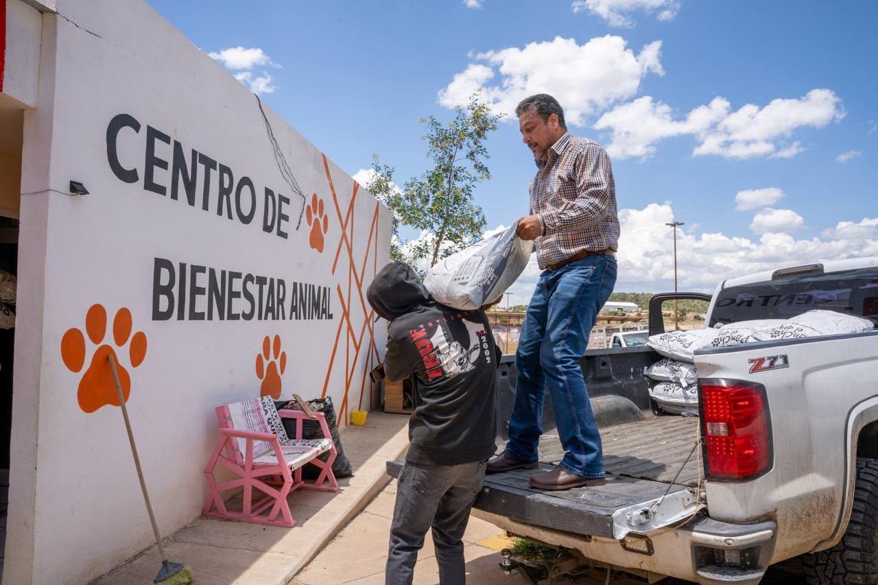 Gobierno de Parral entrega casi una tonelada de alimento a “Proteo”