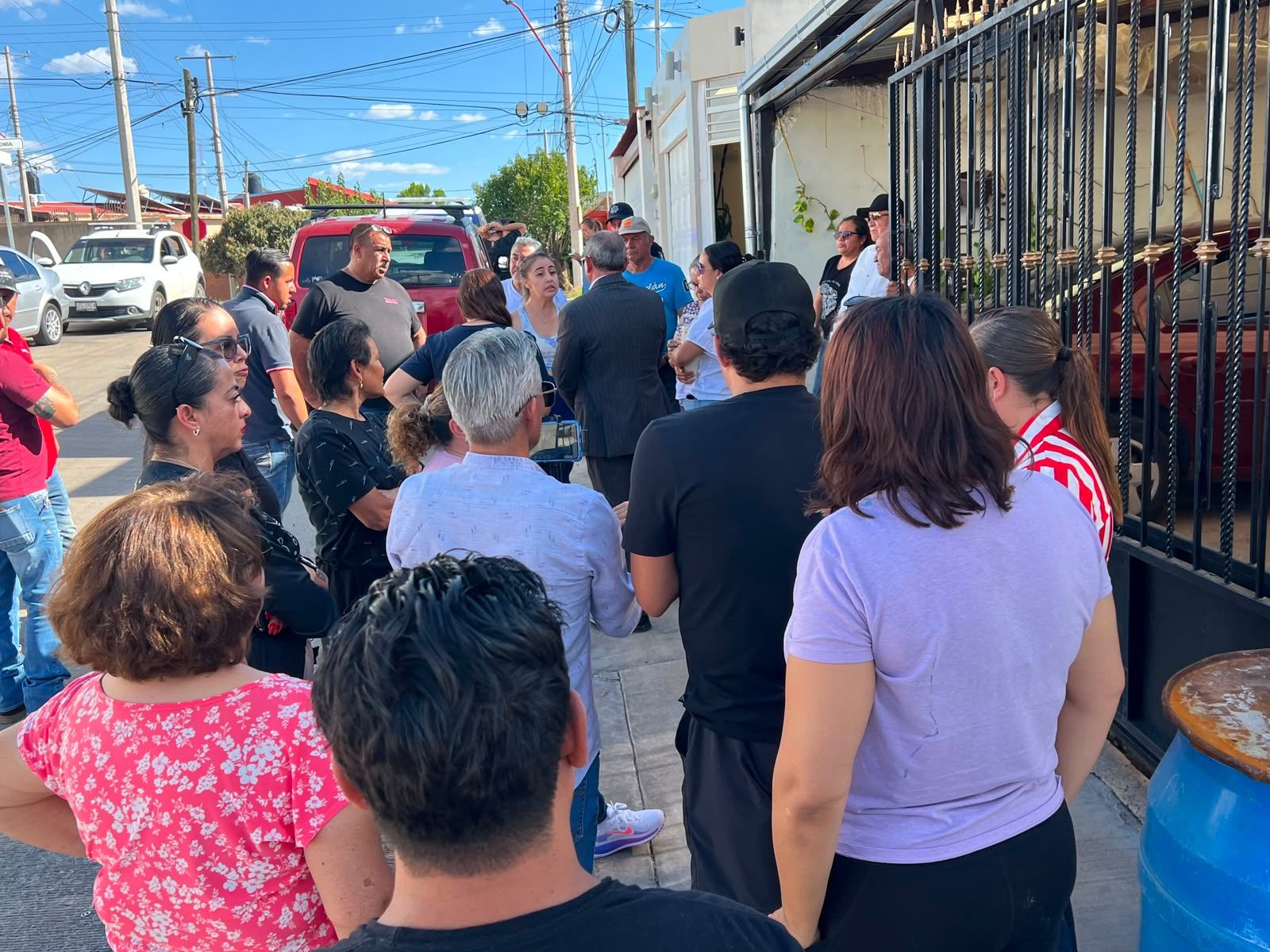 Retiran energía a maestros señalados como paracaidistas en Pensiones Civiles; avanza proceso para recuperar viviendas