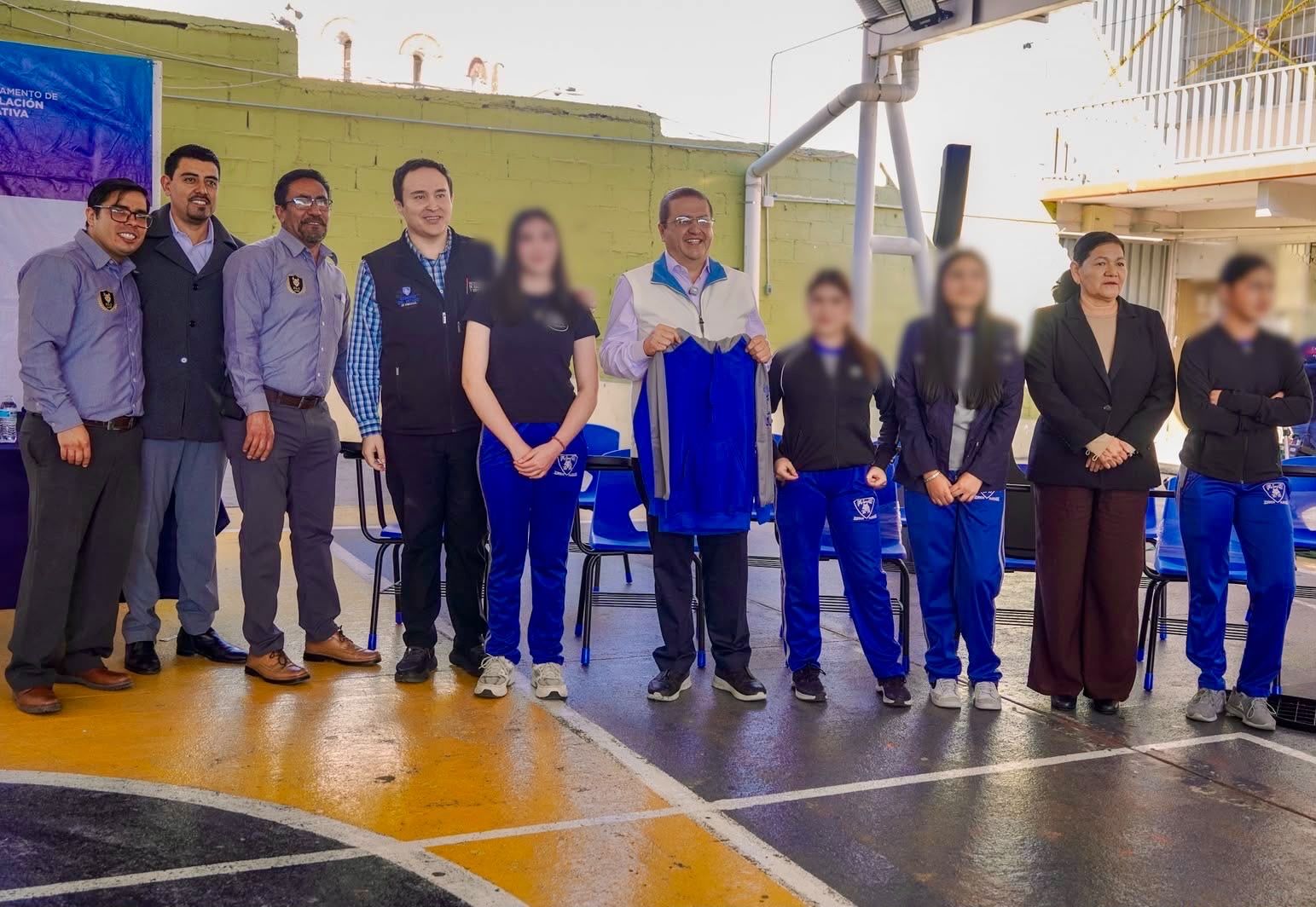 Entregan butacas, uniformes e impermeabilizante en secundaria de Parral
