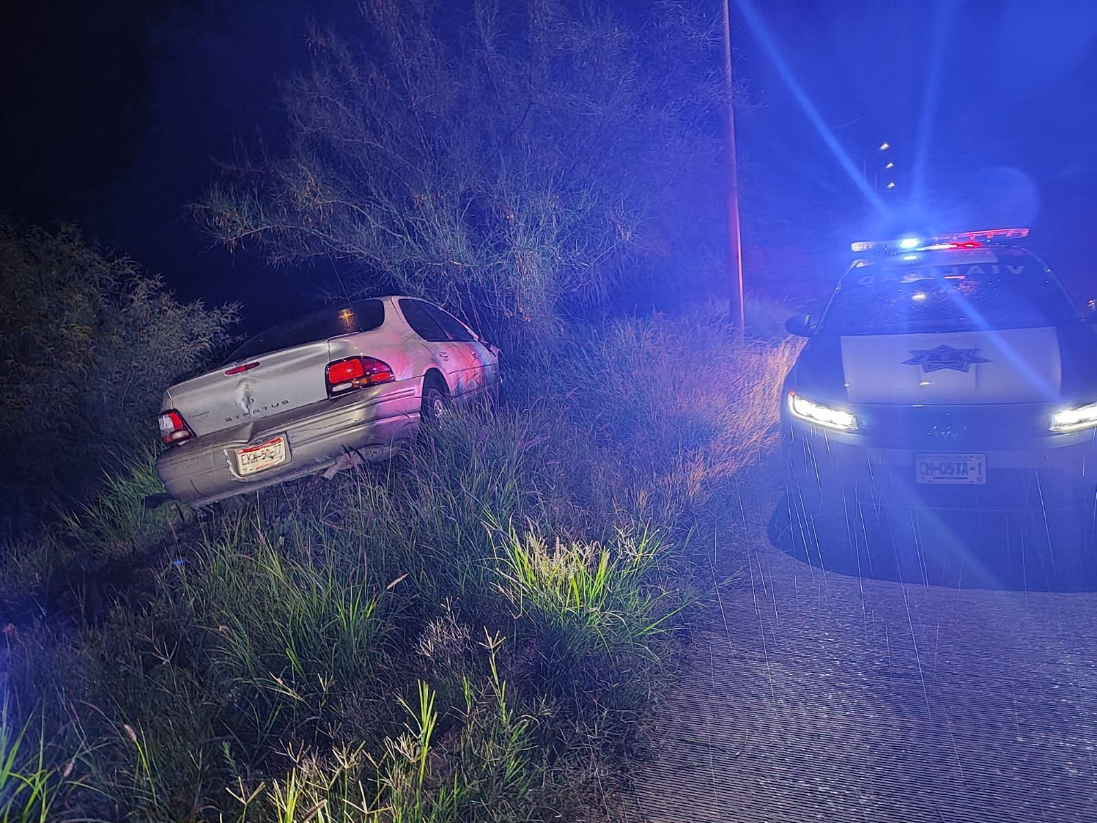 Madrugada accidentada: auto fuera del camino en Héroes de la Salud