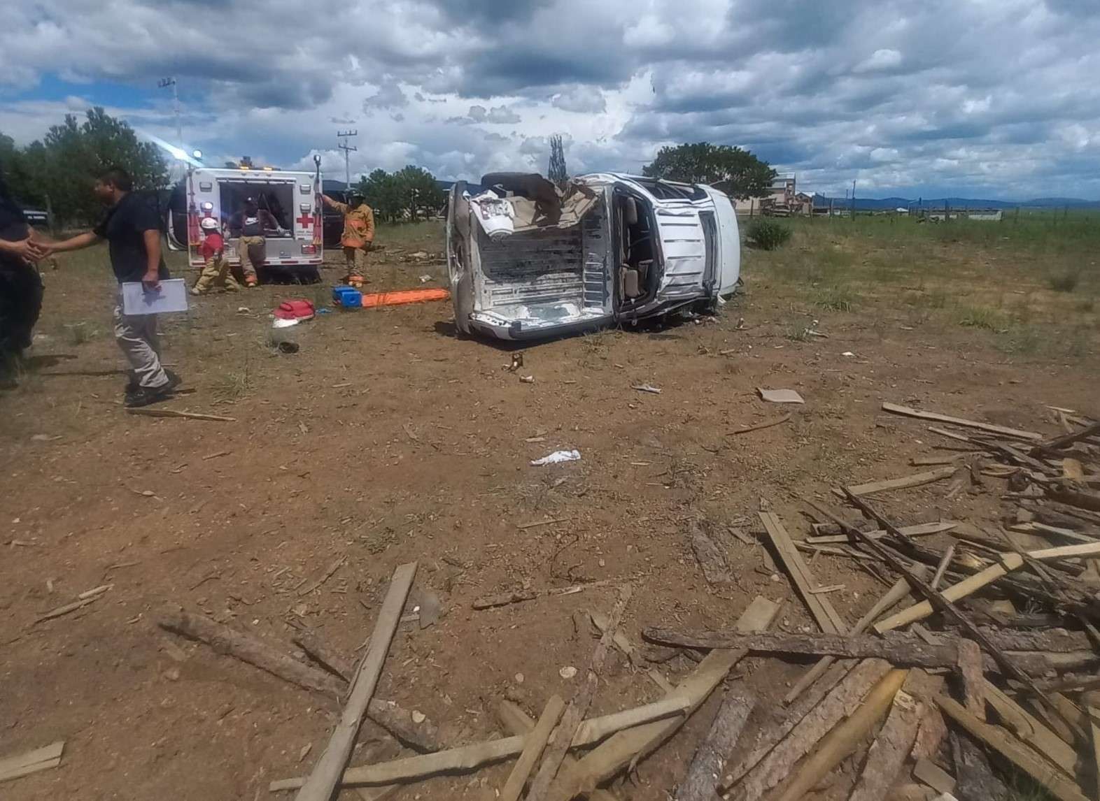 Muere pareja al volcar camioneta en Madera; dos más resultan heridos