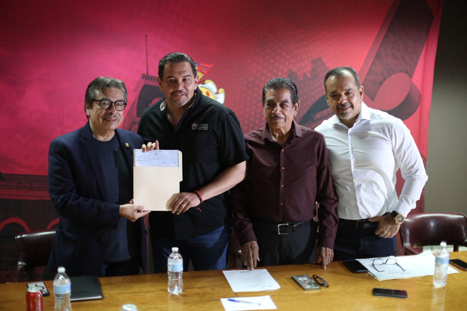 Presidente Municipal entrega recursos para promover la historia de Juárez