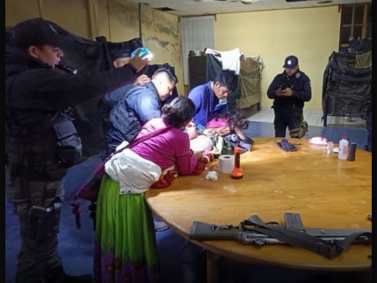 Policías salvan a niña de 9 años tras múltiples picaduras de alacrán en Mezquital