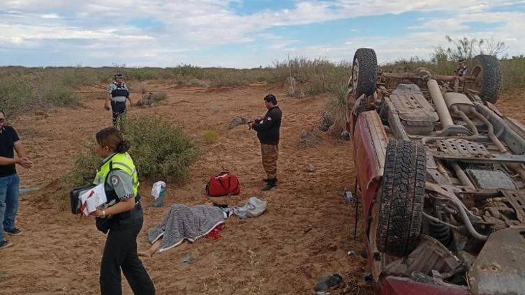Reportan dos muertos por volcadura en carretera a Casas Grandes