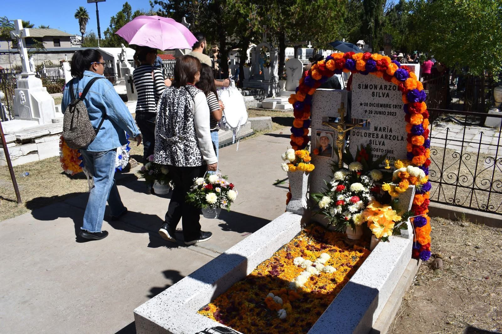Ciudadanos se quejan por cierre de panteones a las 6:00 pm durante la “Feria del Hueso”; piden extender horario