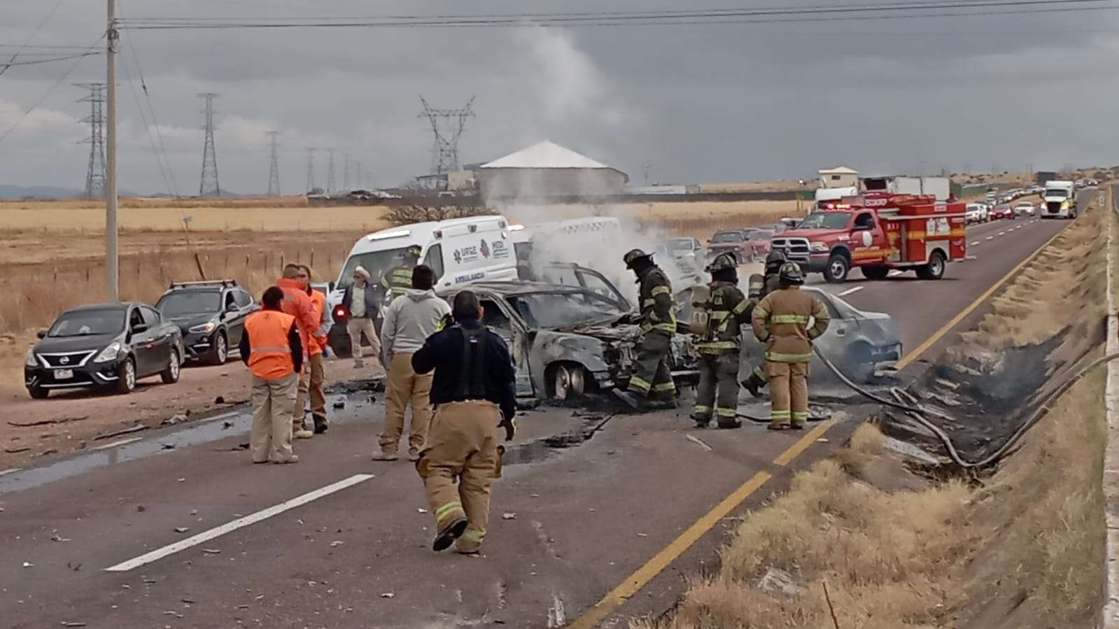 Mueren tres calcinados en brutal choque en carretera a Cuauhtémoc