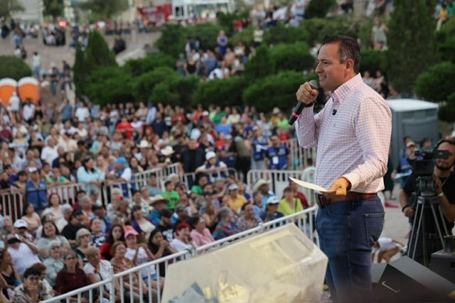 Emotiva noche para las madres chihuahuenses con música y homenaje encabezado por Bonilla