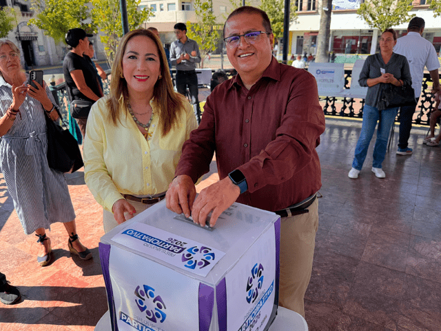 Alcalde Salvador Calderón y su esposa Nora Carrillo participan en la consulta del Presupuesto Participativo 2026