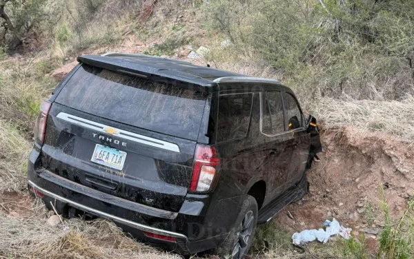 Hallan camioneta de Arizona abandonada en un barranco rumbo a Chihuahua